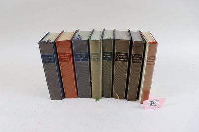 plusieurs livres sont empilés sur une surface blanche