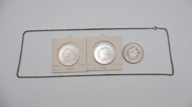 3x50frs monnaies en argent, chaine de cou en argent. Poids brut :...