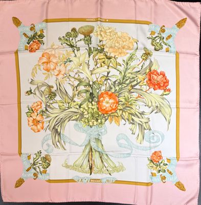 HERMÈS PARIS Carré 90 en twill de soie "Regina", signé Leïla…