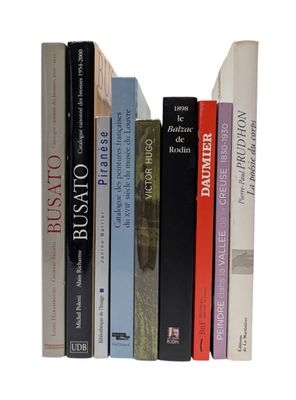 plusieurs livres empilés les uns sur les autres