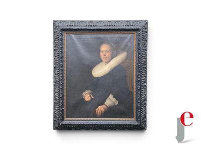 portrait d'une femme en robe noire à col blanc