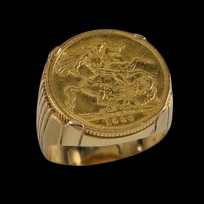 une image représentant une bague en or sur laquelle repose une pièce d'or