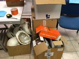 une pile de cartons posée par terre à côté d'un bureau