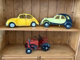 deux petites voitures posées sur une étagère en bois