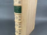 un vieux livre posé sur un porte-livres en bois