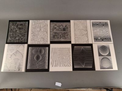 une photo d'un mur orné de nombreuses œuvres d'art de styles variés