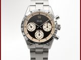 une image représentant une montre-bracelet avec un cadran noir et un bracelet argenté