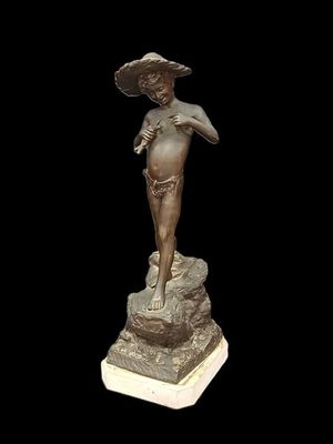 statue en bronze représentant une femme coiffée d'un chapeau
