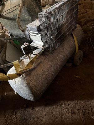 un vieux climatiseur posé dans une pièce sale