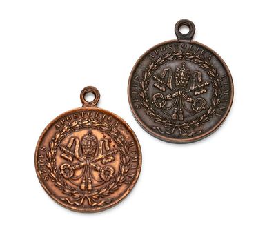 deux médailles de bronze, dont l'une est ornée d'une croix et l'autre d'une couronne