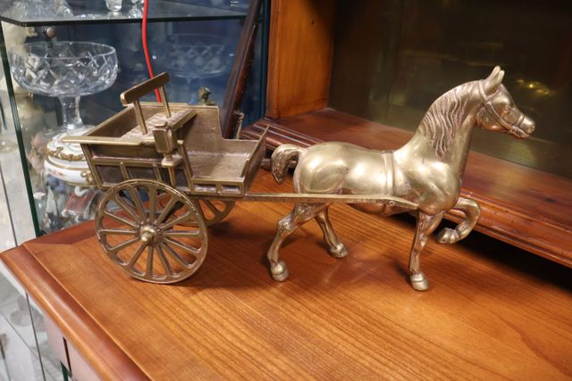 Cheval et attelage en bronze doré. 38 de long