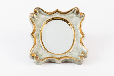 une image représentant un petit miroir avec un cadre doré