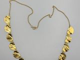 un collier plaqué or sur fond blanc