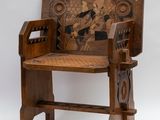 une chaise en bois dont le dossier et l'assise sont sculptés