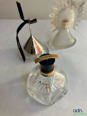 deux flacons de parfum posés l'un à côté de l'autre sur une table