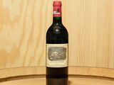 une bouteille de vin posée sur un tonneau