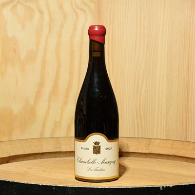 une bouteille de vin posée sur un tonneau
