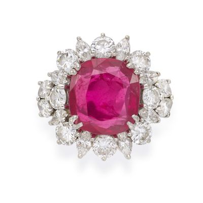 une bague en rubis et diamants