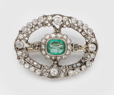 une broche ancienne en émeraudes et diamants