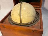 une petite boîte en bois contenant un globe terrestre