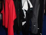 un portant sur lequel sont suspendus des vêtements