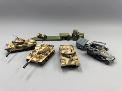 cinq types différents de véhicules militaires disposés en cercle