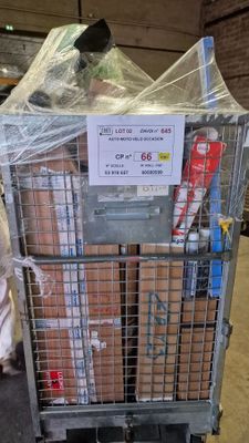 un chariot rempli de cartons emballés dans du plastique