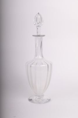 une bouteille en verre transparent munie d'un bouchon