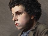 portrait d'un jeune garçon vêtu d'une veste marron et d'une chemise bleue