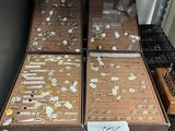 de nombreuses boîtes de nourriture posées sur une table