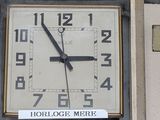 a clock on the side of a building that reads horloge merre
