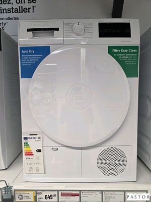 une photo d'une machine à laver exposée dans un magasin