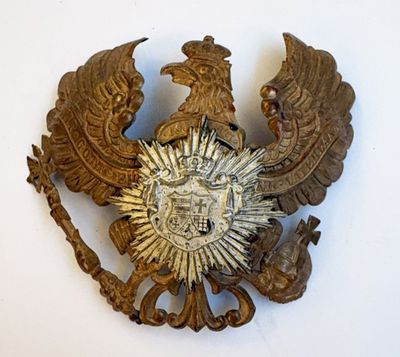 une broche en or et en argent sur un fond blanc