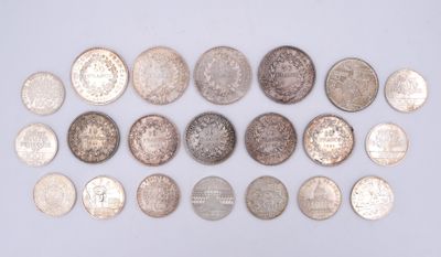 un ensemble de pièces d'argent et d'argent sur un fond blanc