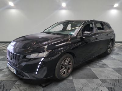 la photo d'une voiture noire sur un sol en damier