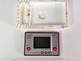un Game & Watch dans un sac en plastique posé à côté