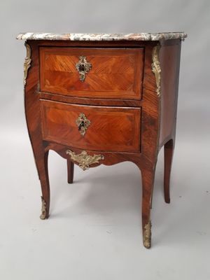 une image d'une petite commode avec un plateau en marbre