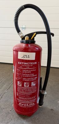 un extincteur rouge muni d'un tuyau