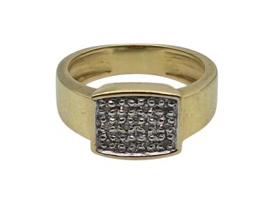 gros plan d'une bague en or avec des diamants noirs et blancs