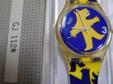 une montre jaune et bleue avec des oiseaux jaunes dessus
