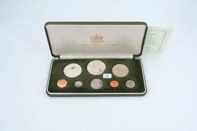 une boîte de pièces posée sur une table, à côté d'une carte