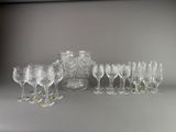 beaucoup de verres à vin et un pichet sur la table