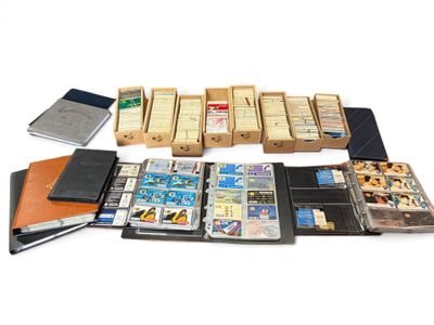 un grand nombre de livres posés sur une table