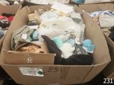 une boîte en carton remplie d'articles pour bébé dans une pièce