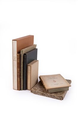 plusieurs livres sont empilés sur une surface blanche