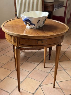une petite table sur laquelle est posé un bol