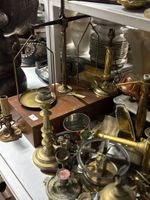 Pièces de formes en laiton, deux balances, bougeoirs, pied d… (photo 4)