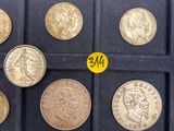 une photo d'une vitrine contenant diverses pièces de monnaie