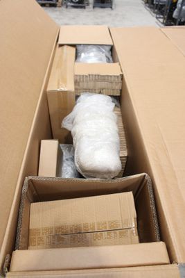 de nombreuses boîtes contenant des objets qui sont rangés dans une boîte