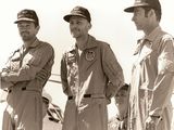 photo en noir et blanc de trois hommes en uniforme militaire, debout côte à côte